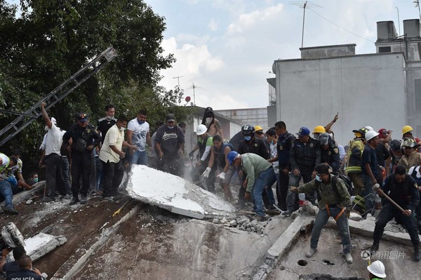 墨西哥震后民众迅速自救