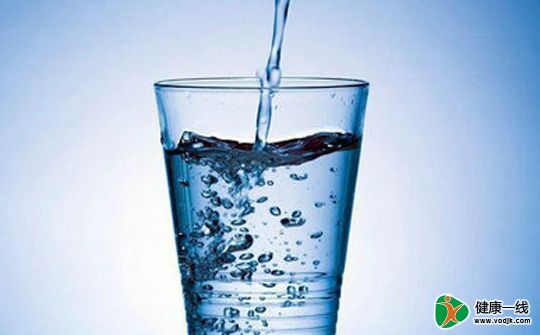 早起喝淡盐水排毒清肠不科学