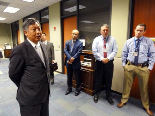 李强民(左)从休斯敦飞到亚特兰大对李案表达关切，并与警方交涉案情，右起为警探瑞奇、警督布鲁克、休斯敦领事葛明本、参赞周振成。(美国《世界日报》/吴炳宏 摄)