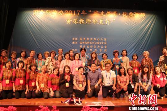 结业典礼合影留念。　冷桂玉 摄