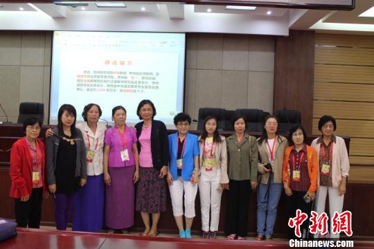 贵州师范学院教授颜迈的“汉语的歧义”讲座现场?！±涔鹩?摄