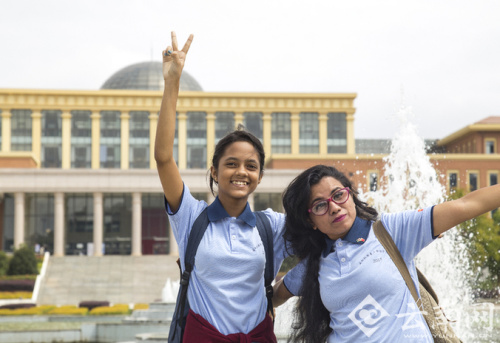 王亚丽和营友。