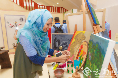 孟加拉国同学在手工课上制作由云南特色的手工艺品。