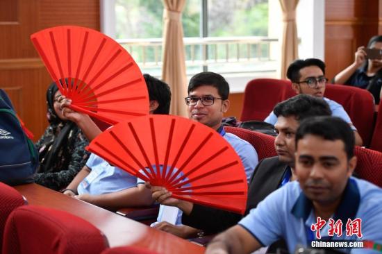 9月14日，青少年对中国扇子爱不释手。当日，2017年孟加拉国青少年访华交流营在云南大学开营，来自孟加拉国的144名学生将在该校进行为期两周的汉语学习、中国文化体验及赴大理文化名城访问等一系列交流活动<a target='_blank' href='http://www.chinanews.com/'>中新社</a>记者 刘冉阳 摄