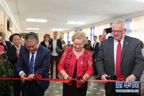 资料图：2017年09月11日，白俄罗斯将扩大汉语教学 望学汉语者升至4000人。图为中国驻白俄罗斯大使馆临时代办罗占辉（左）、白俄罗斯第12中学校长佩特鲁莎（中）和白俄罗斯教育部长卡尔边科共同为中国文化与文字中心剪彩。新华社记者 魏忠杰 摄