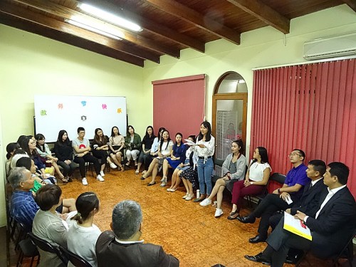 座谈会上汉语教师志愿者发言。