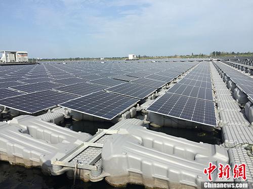 安徽省淮南市潘集区刘龙采煤沉陷区，已被水侵占，成一片6000多亩的水面。就在这片水面上兴建的目前全球最大的水上漂浮光伏电站近日广受外界关注。图为水上漂浮光伏电站。 <a target='_blank' href='http://www.chinanews.com/'>中新社</a>记者 吴兰 摄
