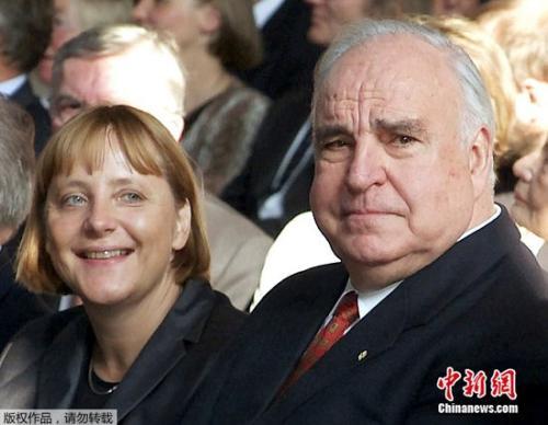 资料图：默克尔与德国前总理科尔。