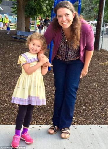 幼儿园第一天,美国小女孩穿了件