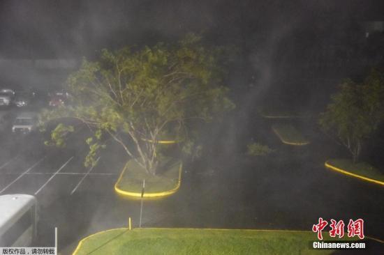 当地时间9月20日，飓风“玛莉亚”在波多黎各圣胡安登陆，给当地天气造成巨大影响。民众聚集到当地的体育馆以躲避飓风。据当地气象部门报告，飓风“玛莉亚”在加勒比海地区已经造成至少2人死亡。