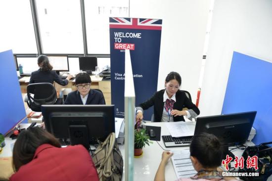 资料图：申请者办理出国旅游签证。<a target='_blank' href='http://www.chinanews.com/'>中新社</a>发 张浪 摄