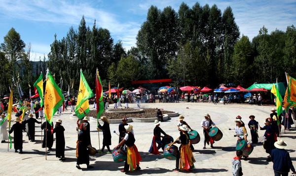 土族纳顿节中的会手舞