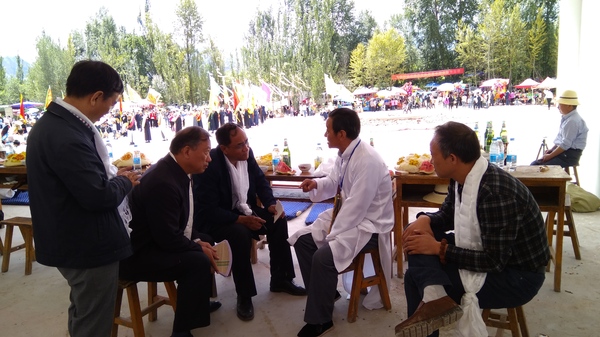 中国民协的学者们正在采访土族纳顿节的代表性传承人徐秀福