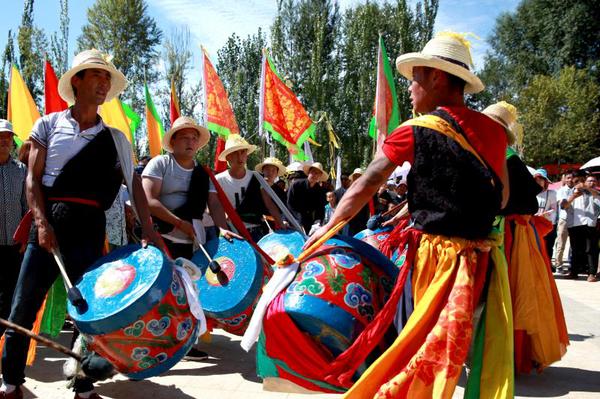 纳顿节会手舞的鼓手们 纳顿节会手舞的鼓手们