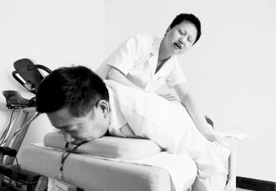 河南170名盲人考生“闯关” 考官当“模特”连着被按摩20多次