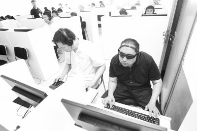 河南170名盲人考生“闯关” 考官当“模特”连着被按摩20多次