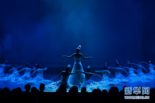 来自云南的演员表演傣族舞《雀之灵》。新华网发(弗尔季?奥蒂洛摄)