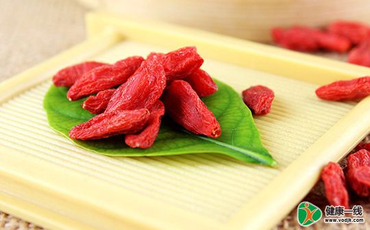 干嚼枸杞比煲汤喝更能护眼