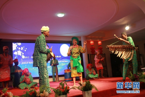 非洲鼓舞表演。新华网发