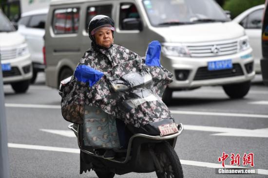 资料图：8月30日，成都市民增添衣物出行。。 <a target='_blank' href='http://www.chinanews.com/'>中新社</a>记者 张浪 摄