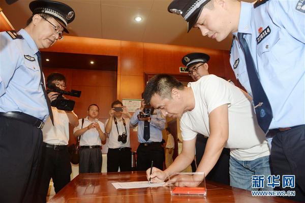 9月25日，在杭州萧山机场，“百名红通人员”徐雪伟回国投案。当日，在中央反腐败协调小组国际追逃追赃工作办公室的统筹指导下，经江苏省相关单位密切配合，“百名红通人员”第91号徐雪伟回国投案。这是第46名归案的“百名红通人员”。2