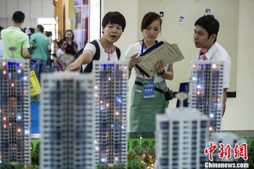 市民在房展会上看房(资料图)。<a target='_blank' href='http://www.chinanews.com/'>中新社</a>发 骆云飞 摄