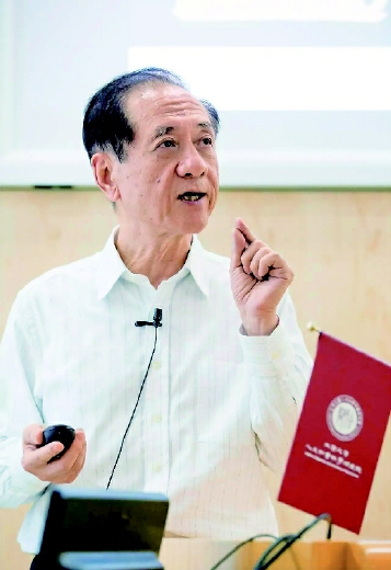 图为全国政协副主席、九三学社中央主席韩启德在北京大学人文社会科学研究院讲授医学人文课程  （资料图片）