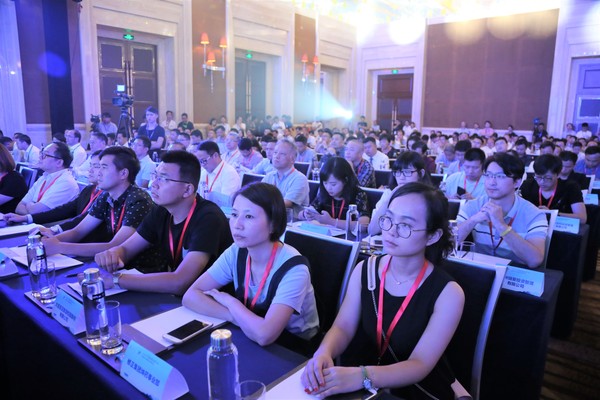 嘉宾认真听取专家阐述康美之道。洪文玲 汪祥瑛　摄影