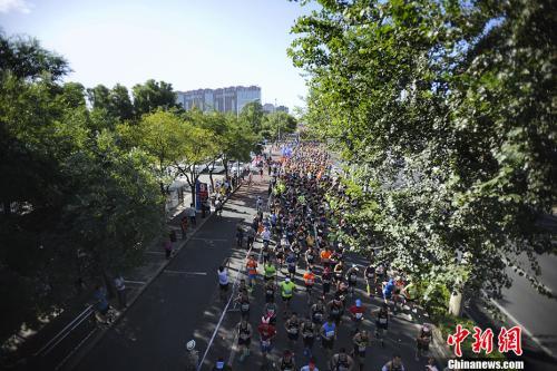 “马拉松热”背后，中国的马拉松文化还刚刚起步。<a target='_blank' href='http://www.chinanews.com/' >中新网</a>记者 李霈韵 摄