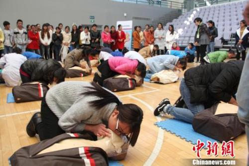 资料图：昆明马拉松赛医疗志愿者培训?！⊙虾?摄