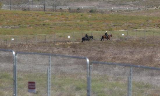 美墨边境建样板墙:8堵墙每个宽9米 30天内完工