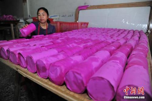 资料图：月饼加工 邓龙华 摄