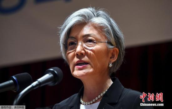 本月18日，韩国总统文在寅任命现年62岁的前联合国秘书长特别助理康京和出任韩外交部长，这是首次有女性出任该职位。此前，韩国国会没有通过康京和的人事听证报告，文在寅请求国会17日前通过，但国会未予回应。18日下午二时，文在寅依法任命康京和为外长。