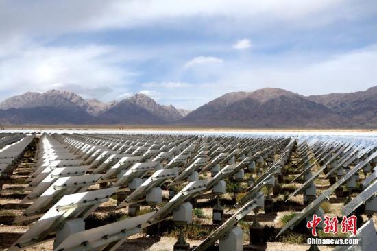 9月23日，中国·德令哈光热大会在青海省海西州德令哈市闭幕，国家能源局新能源和可再生能源司副司长李创军在大会期间表示，中国近十年可再生能源装机容量达到6亿千瓦，居全球首位。图为青海德令哈10MW塔式光热电站，这也是中国第一座、全球第六座建成的塔式光热电站。 <a target='_blank' href='http://www.chinanews.com/'>中新社</a>记者 孙睿 摄