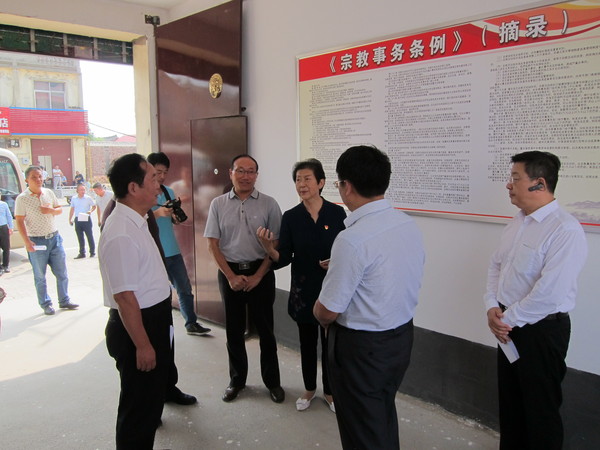 在河南濮阳基层宗教活动场所查看新修订《宗教事务条例》学习宣传情况