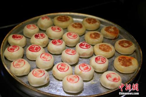 9月29日，小龙虾月饼新鲜出炉。为迎合当下年轻人的口味，杭州某餐厅于中秋来临之际推出现烧现卖的小龙虾月饼，酥皮月饼配上小龙虾馅料的新奇组合，一经上市就成为顾客竞相购买的“网红”爆款。