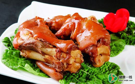 秋天润肤美容多吃海鱼和猪蹄