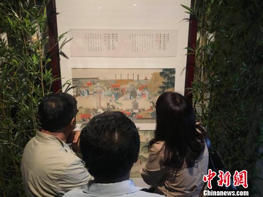 旅顺博物馆所藏清代孙温所绘的《全本红楼梦》被公认为同类作品中的佼佼者，此套绘本今存230帧，为大幅绢本工笔彩绘画册?！『?摄