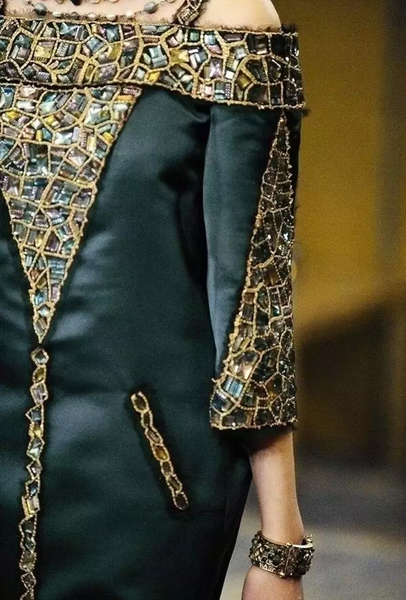 以拜占庭文化为灵感的服装设计中，也随处可见马赛克艺术的身影。
