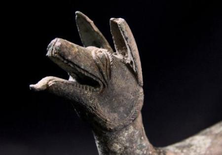 小狗可见精细的眼睫毛和牙齿。(图片来源：可移动文物计划/大英博物馆基金会)