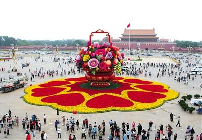  9月25日，天安门广场，国庆“大花篮”整体亮相，游客争相与国庆“大花篮”拍照留念。新京报记者 侯少卿 摄