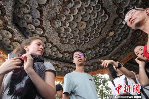 图为中外游客在瓷房子内部?！≌诺勒?摄