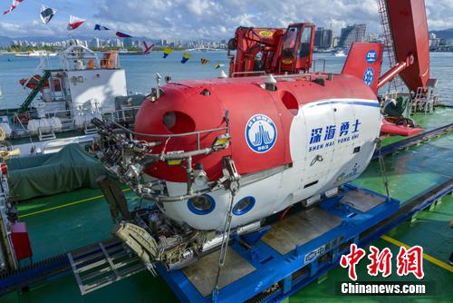 图为“深海勇士”号载人潜水器。 骆云飞 摄