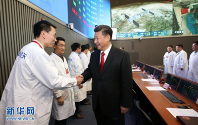 2016年11月9日，习近平来到中国载人航天工程指挥中心，同正在天宫二号执行任务的神舟十一号航天员景海鹏、陈冬亲切通话。这是通话结束后，习近平来到指挥中心现场参试人员中间，同大家亲切握手，致以问候。（图片来源：新华社）