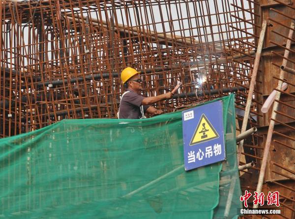 图为末班地铁的乘客。 吕春荣 摄