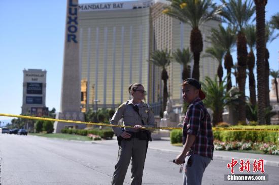 2日，警方在酒店四周拉起警戒线，警车和全副武装的警察严阵以待，不少媒体记者和游客也聚集于此。 <a target='_blank' href='http://www.chinanews.com/'>中新社</a>记者 张朔 摄