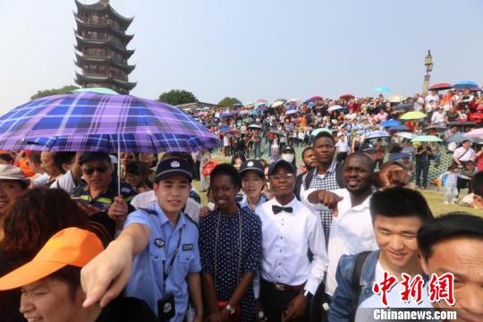 “一线横江”翻波涛12.5万人争睹“天下奇观”钱江潮