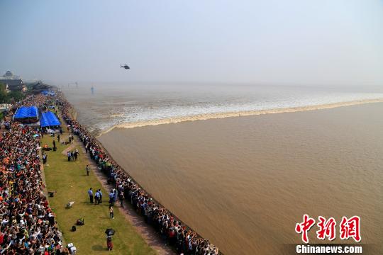 当天12点45分左右，大潮奔腾而来?！⊥踉?摄