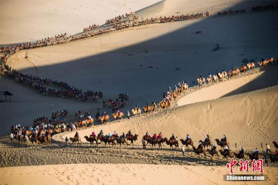 今年“十一”黄金周期间，丝绸之路国际旅游名城甘肃敦煌天气晴好，景色如画。敦煌深厚的历史文化和雄浑的大漠风光，吸引了大批海内外游客纷至沓来，敦煌旅游再度火爆。10月3日，鸣沙山月牙泉景区接待游客29524人次，创景区单日接待游客人数最高纪录。据敦煌市旅游局统计：截至10月3日，敦煌市共接待中外游客11.07万人次，同比增长17.14%，实现旅游收入1.12亿元，同比增长17.94%。其中，莫高窟接待游客51485人次，同比增长8.45%；鸣沙山月牙泉景区接待游客65386人次，同比增长13.75%；雅丹景区接待游客10787人次，同比增长18.93%；阳关景区接待8924人次，同比增长48....
