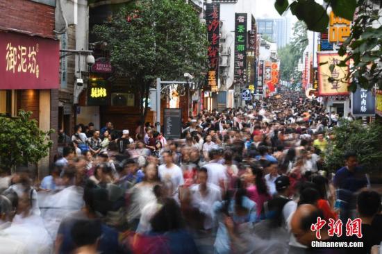 10月3日，正值“十一”假期的第三天，湖南长沙迎来了客流高峰，黄兴路步行街及太平老街等地纷纷被众多的人群所“占领”，人们在街道上行走变得十分困难。 杨华峰 摄